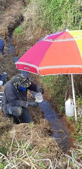 Amostragem de água subterrânea em poços de monitoramento